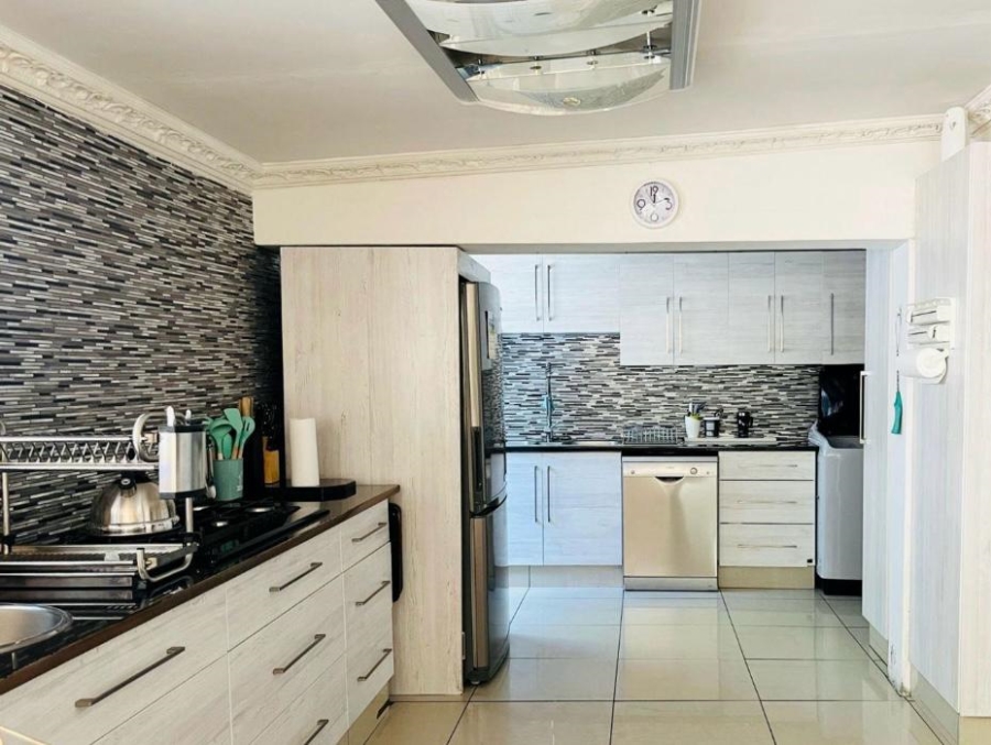 5 Bedroom Property for Sale in Paglande Western Cape